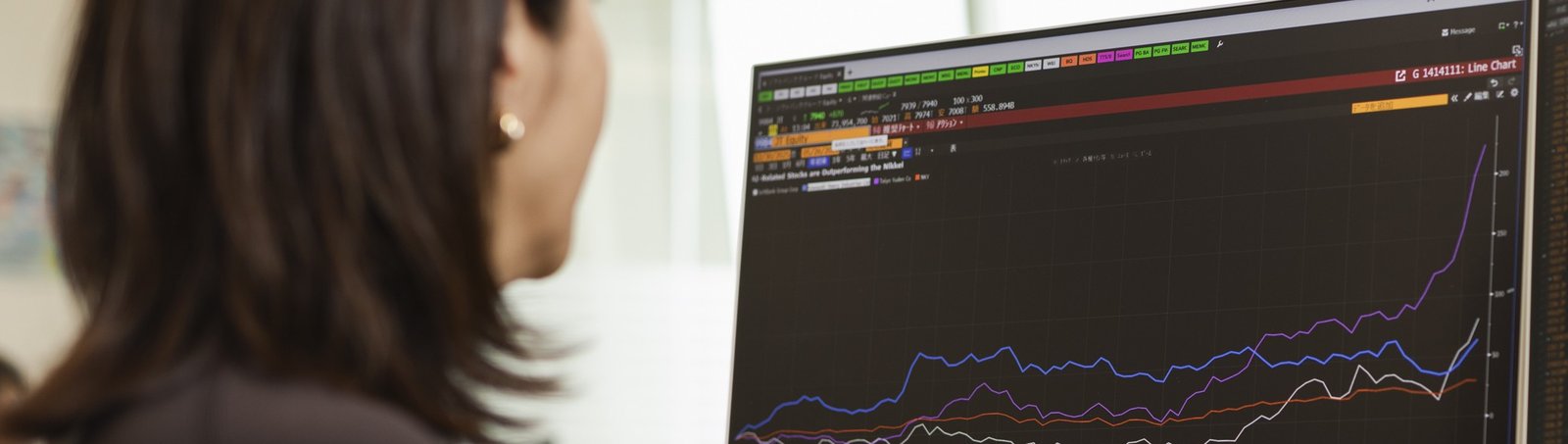 株価チャートを分析する運用現場